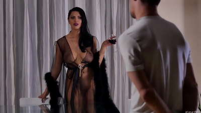 ಸ್ಲಟ್ ಕಿರಾ ರಾಣಿ ತನ್ನ ನೆರೆಯವರನ್ನು ಚಹಾಕ್ಕೆ ಆಹ್ವಾನಿಸಿದಳು ಮತ್ತು ಊಟದ ಮೇಜಿನ ಮೇಲೆ ಅವನನ್ನು ಫಕ್ ಮಾಡಿದಳು